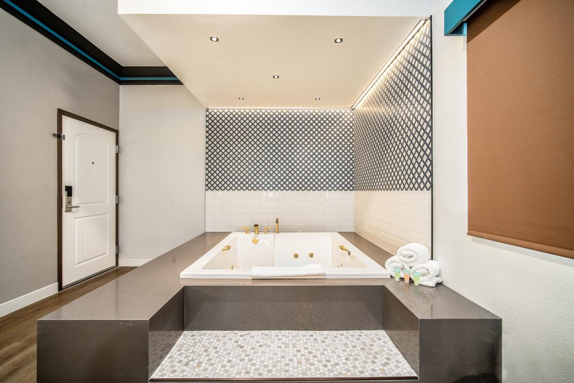 Aspire Inn Studios & Spas Bellflower Buitenkant foto